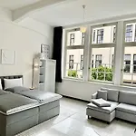 Meos 2 -zentrum-parkplatz-hofblick-gym-netflix *