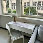 Meos 2 -zentrum-parkplatz-hofblick-gym-netflix 아파트