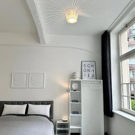 Meos 2 -zentrum-parkplatz-hofblick-gym-netflix Λειψία