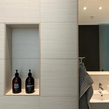 Meos 2 -zentrum-parkplatz-hofblick-gym-netflix * Λειψία