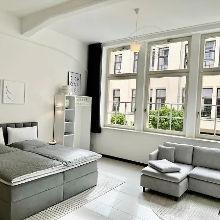 Meos 2 -zentrum-parkplatz-hofblick-gym-netflix *