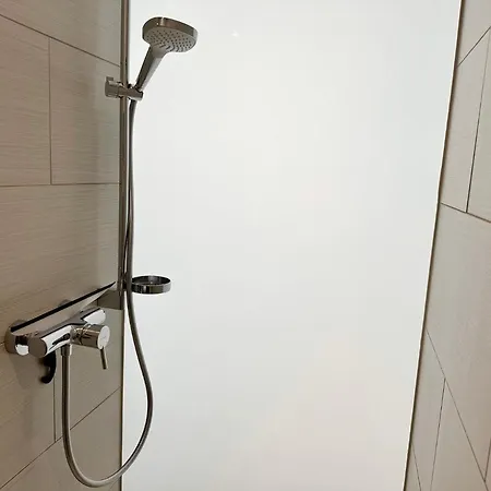 Meos 2 -zentrum-parkplatz-hofblick-gym-netflix