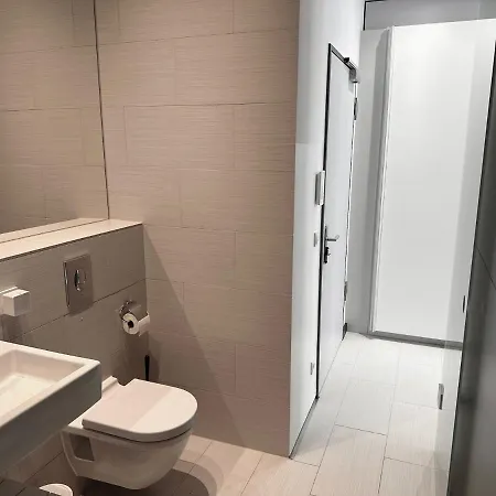 Meos 2 -zentrum-parkplatz-hofblick-gym-netflix Λειψία