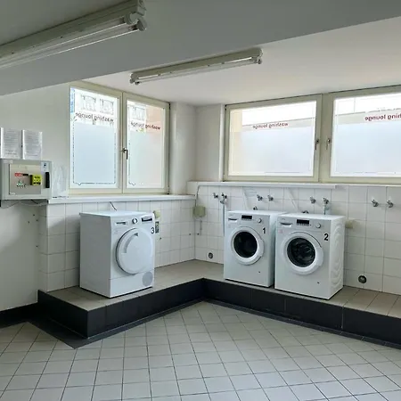 Meos 2 -zentrum-parkplatz-hofblick-gym-netflix