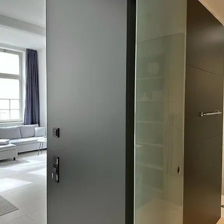 Meos 2 -zentrum-parkplatz-hofblick-gym-netflix