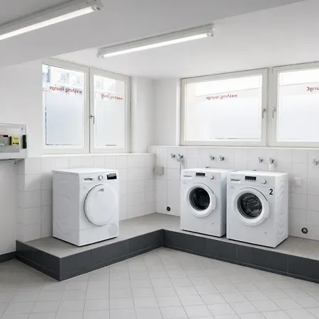 Meos 2 -zentrum-parkplatz-hofblick-gym-netflix