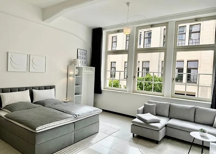 Meos 2 -zentrum-parkplatz-hofblick-gym-netflix *